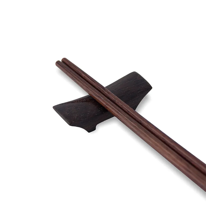 Gác đũa gỗ nâu hình chiếc ghế