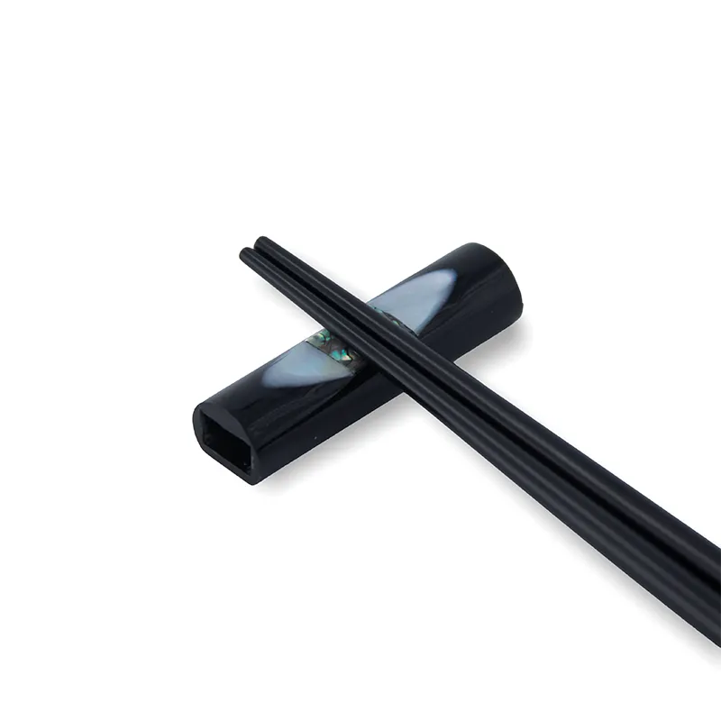 Gác đũa nhựa đen rỗng cẩn bào ngư giữa hai đầu ốc