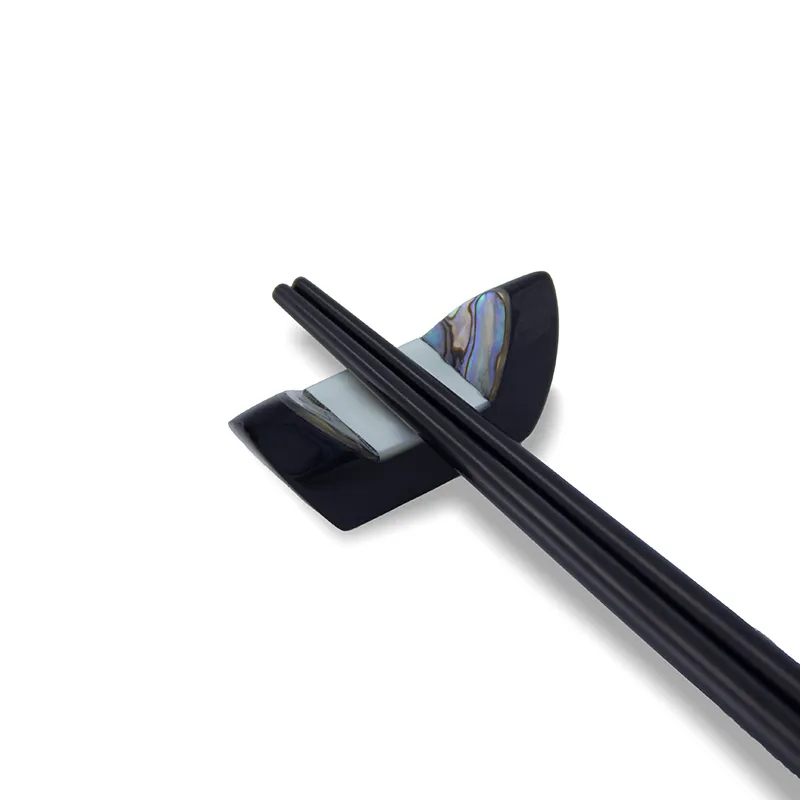 Gác đũa nhựa đen cẩn trai giữa 2 đầu ốc