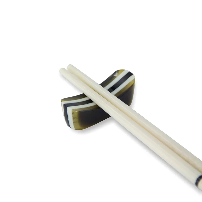 Gác đũa nhựa vàng trắng đen