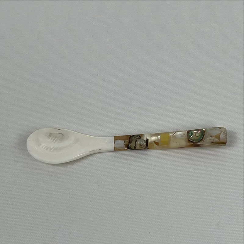 Muỗng trai đuôi nhựa màu