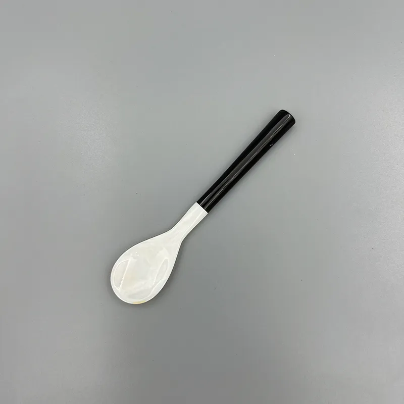 Muỗng trai đuôi sừng