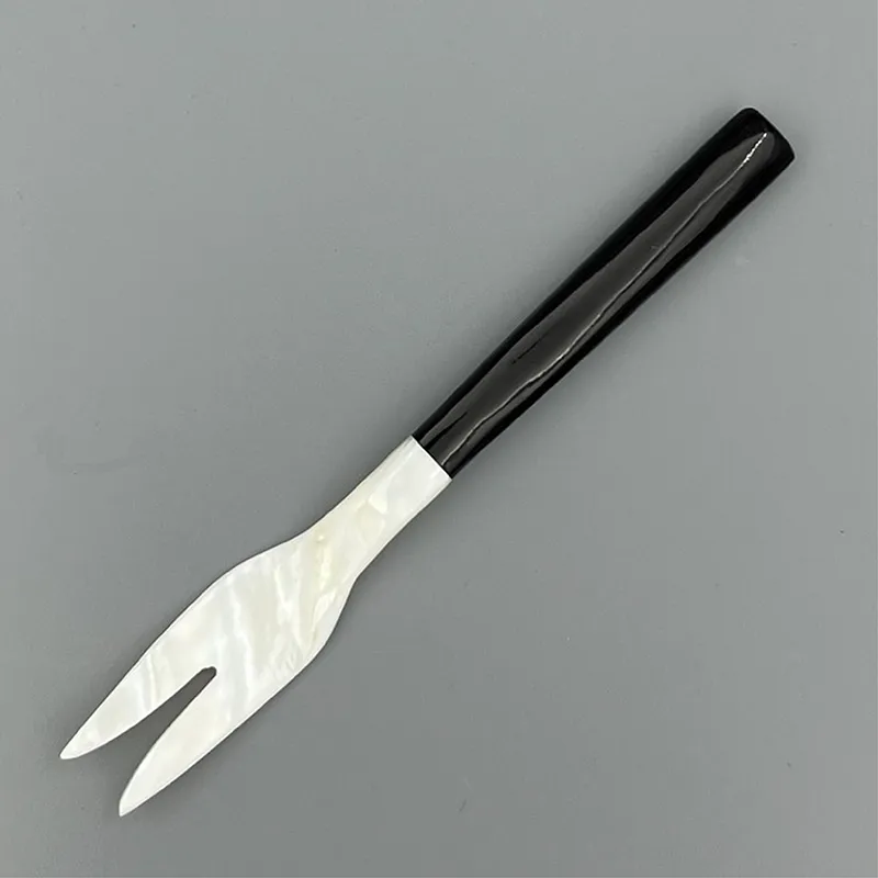 Nĩa trai đuôi sừng