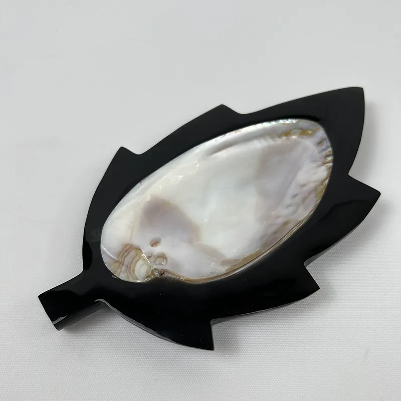 Dĩa trai chiếc lá